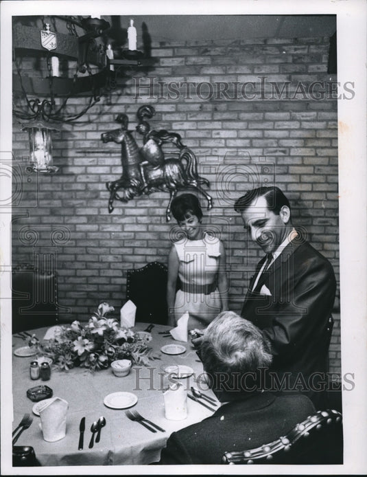 1968 Press Photo Mary Brooks & Steve Spenli of Pipers II Restaurant - Historic Images