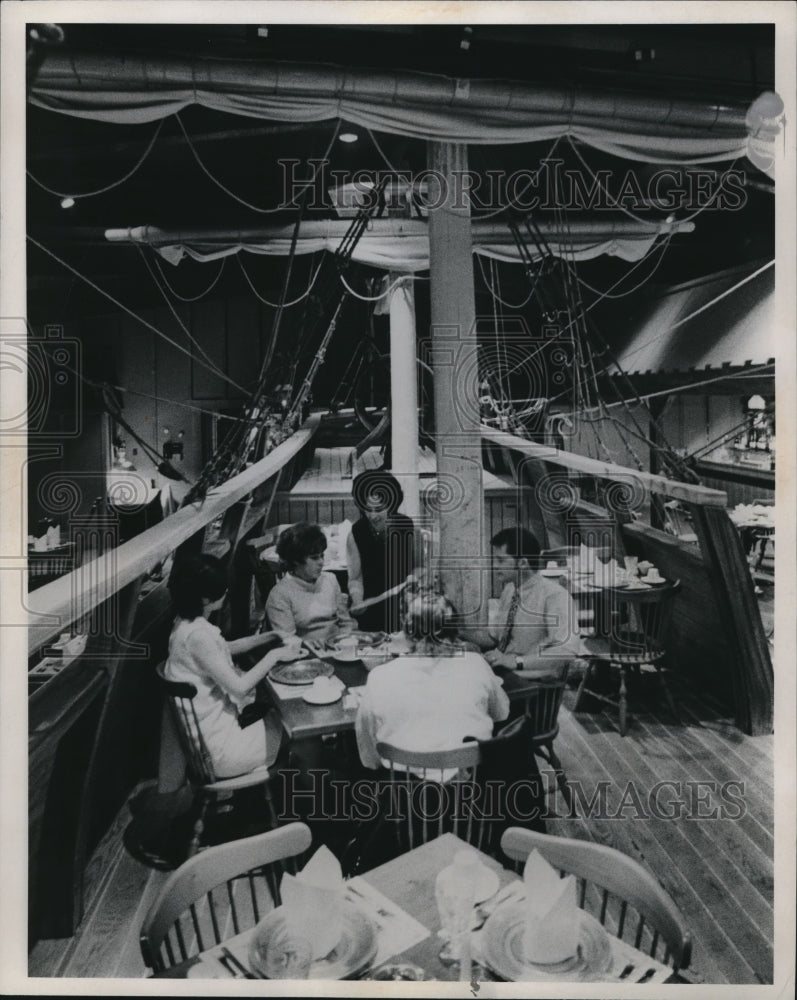 1969 Press Photo Piccadilly Square Restaurant - Historic Images