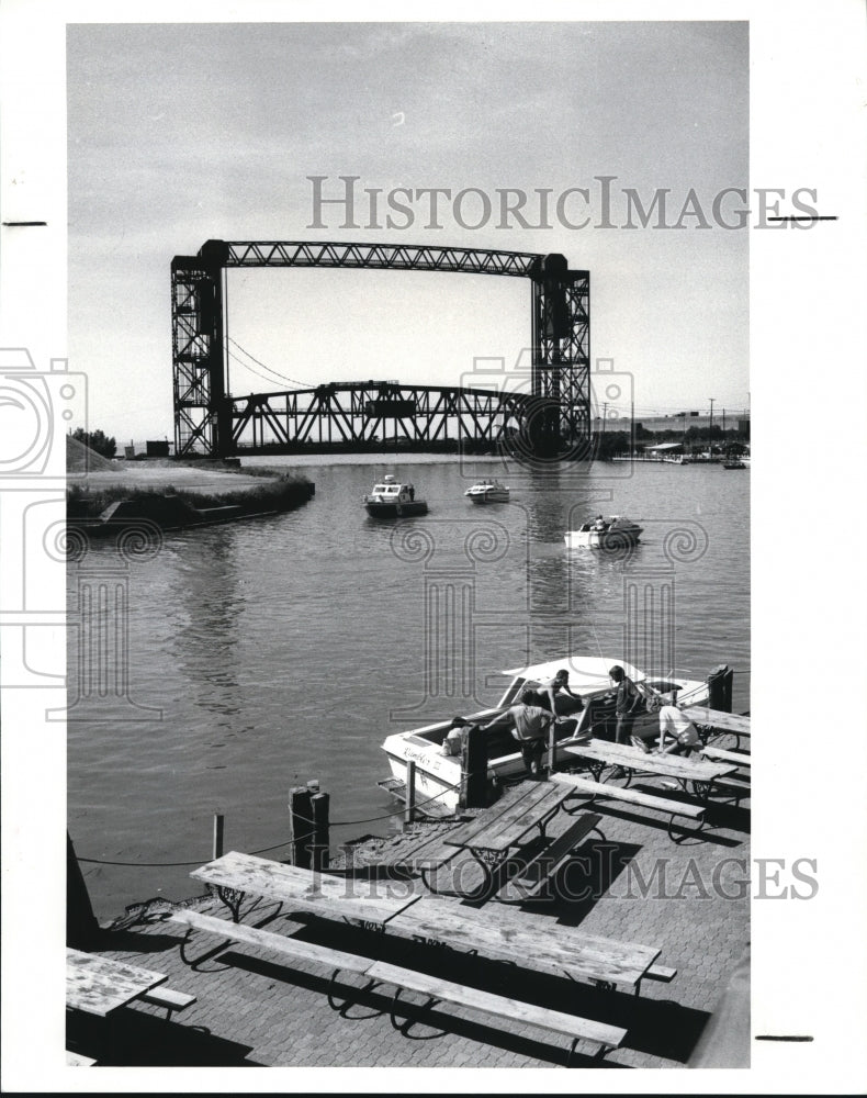 1986 Press Photo View of the Cuyahoga River from Nicky&#39;s Restaurant - Historic Images