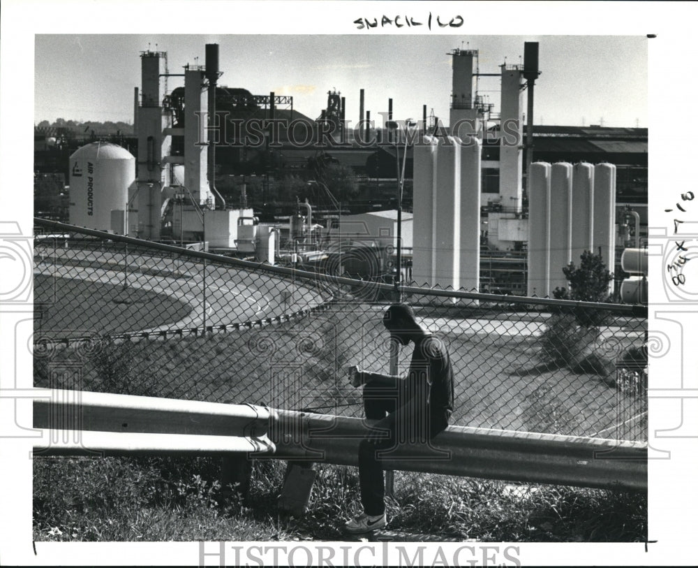 1991 Press Photo Billy Robinson takes a break at the St. Tikhom street - Historic Images