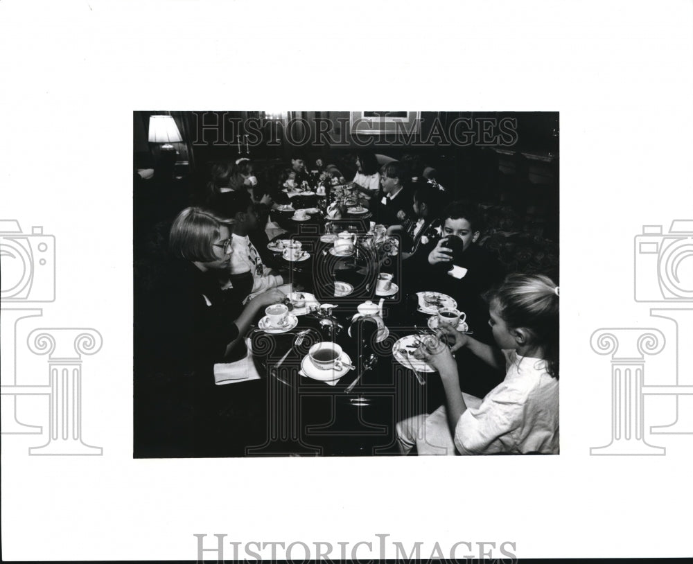 1993 Press Photo The Children Practice Their Skills at the Ritz-Carlton Hotel- Historic Images