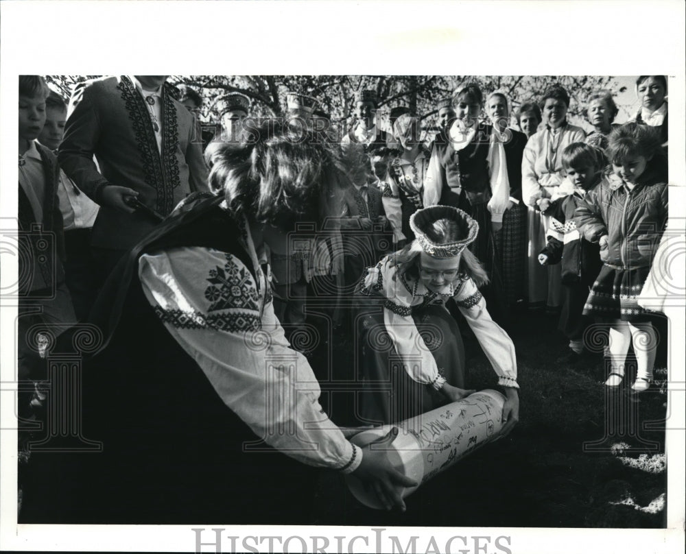 1991 Press Photo Silvija Resnis of Chardon and Tiia Konsen of Bay Village- Historic Images