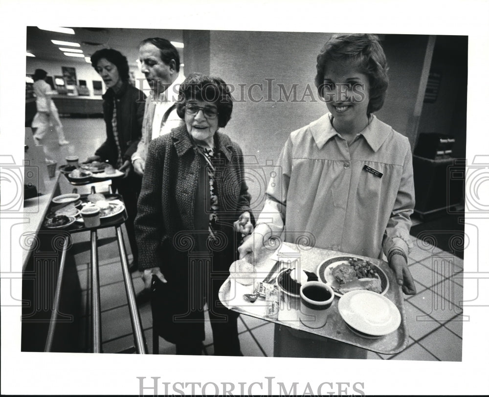 1986 Press Photo At the  Lakewood Hospitals Seniors Meals Program - Historic Images