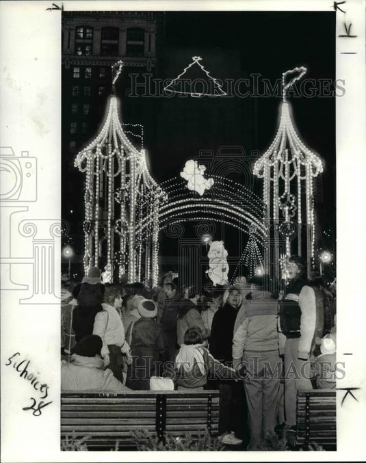 1985 Press Photo People looking at the Castle on NW Quadrant in Public Square- Historic Images
