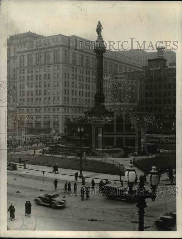 1935 Press Photo Busy Life around Soldiers &amp; Sailors&#39; Monument in Public Square- Historic Images