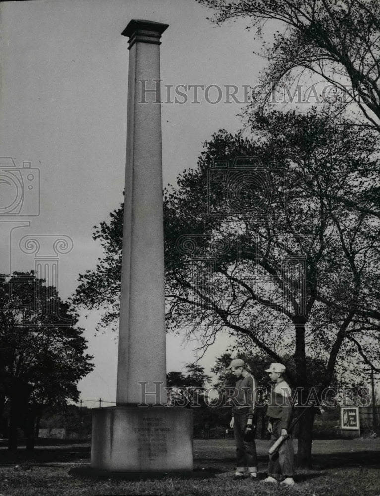 1952 Press Photo West Side rapid transit line monument - Children&#39;s Aid Society- Historic Images