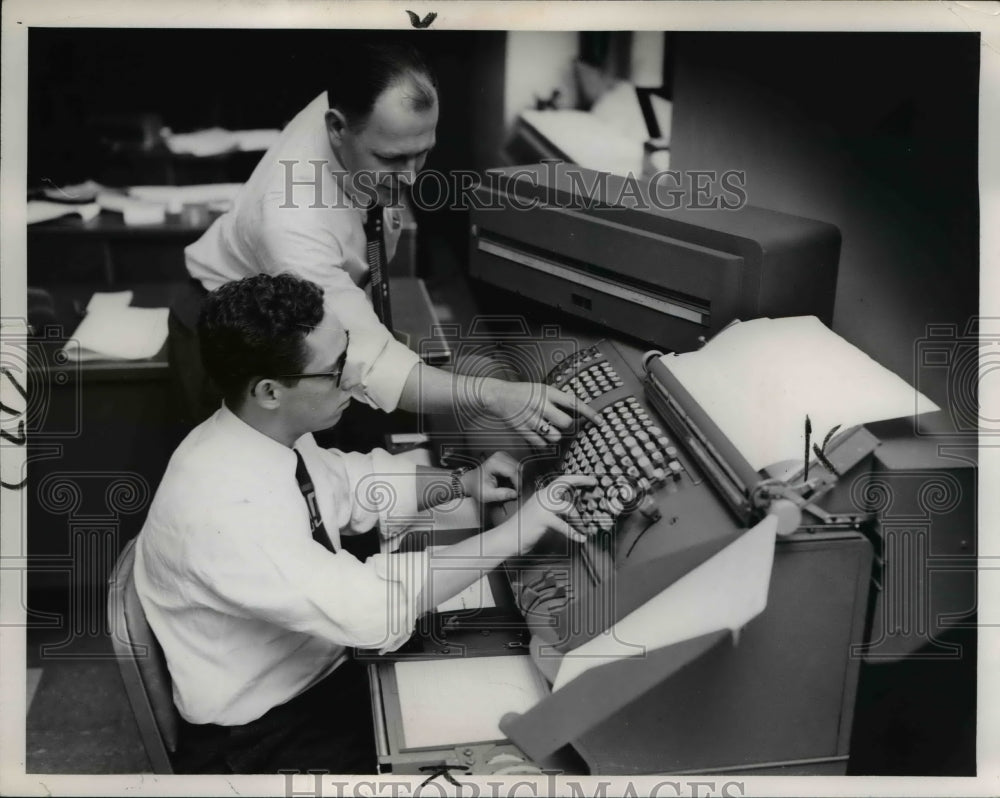 1968 Press Photo Robert Lutwig and Edgarr Bowen works on the Payroll machine- Historic Images