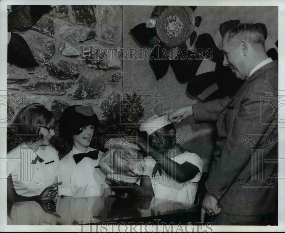 1967 Press Photo Employees at Manners&#39; with biggest turkey sandwiches- Historic Images