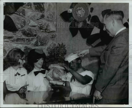 1967 Press Photo Employees at Manners' with biggest turkey sandwiches- Historic Images