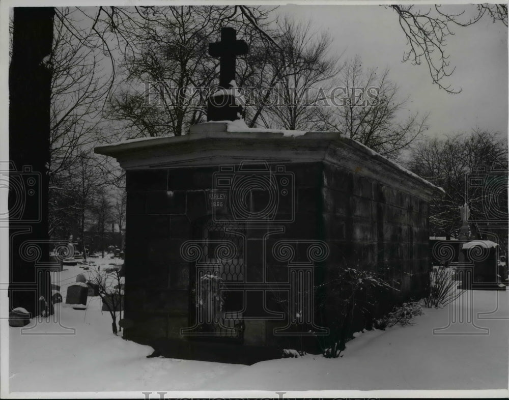 1952 Press Photo Vault belong to theFarley family in Woodland Cemetery- Historic Images