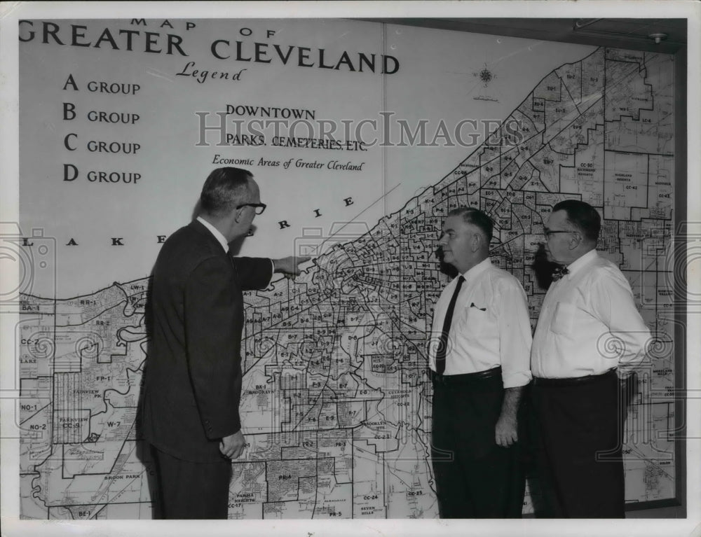 1963 Press Photo Men confers beside Cleveland&#39;s map- Historic Images