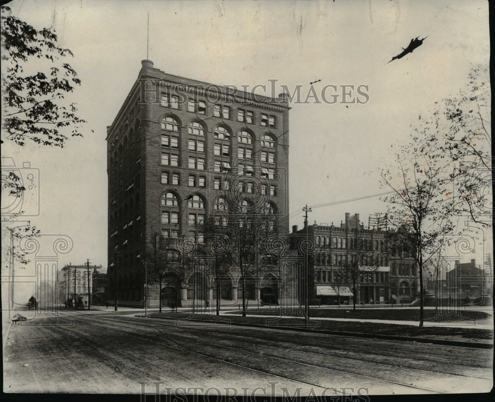 1962 Press Photo The society for Saving Bank on Corner North Side of Square- Historic Images