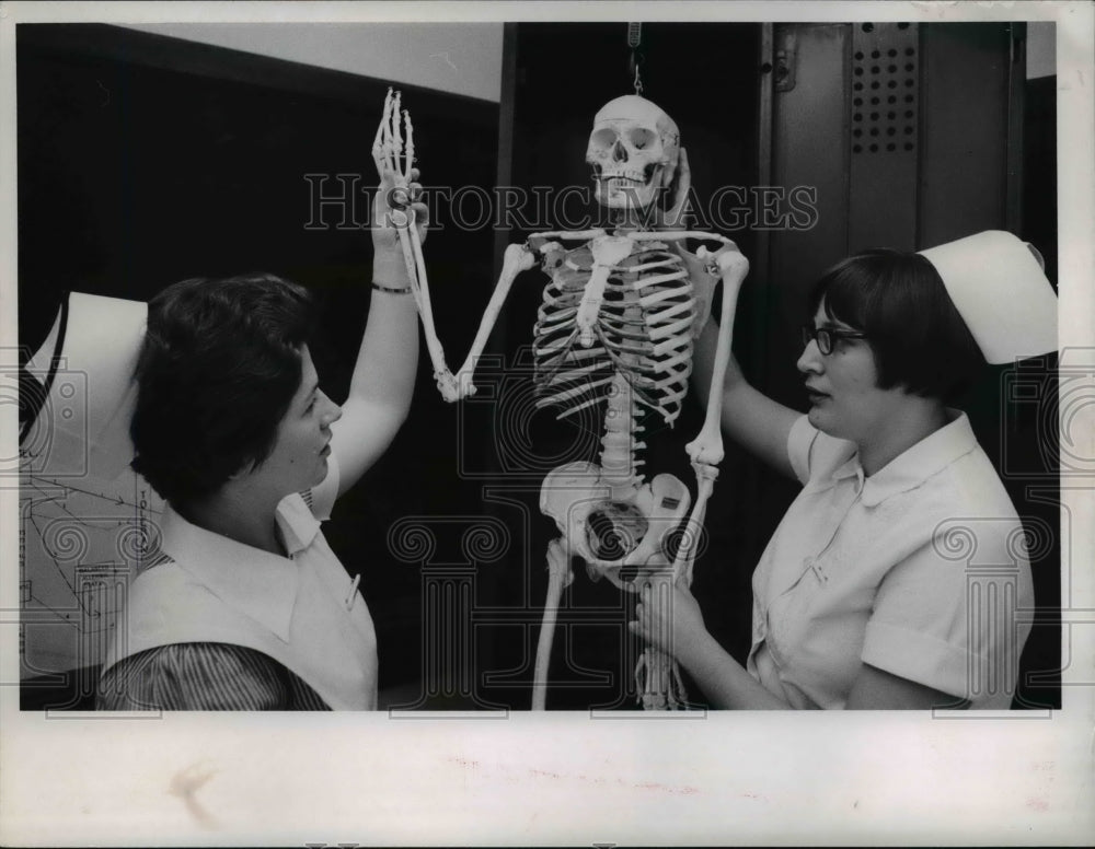 1967 Press Photo Mrs Florence Soma & Connie Weekley at St Alexis Hospital- Historic Images