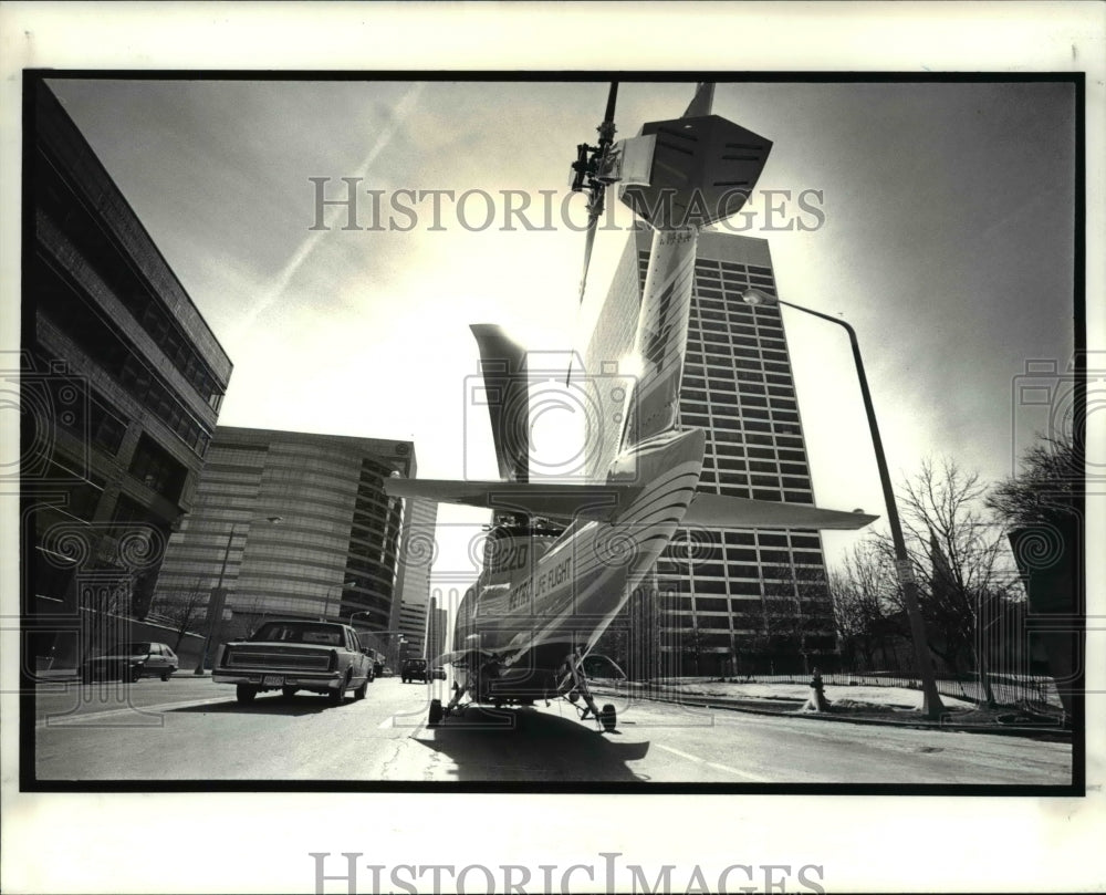 1988 Press Photo Airlines Companies crews move the Metro Life Flight Helo - Historic Images