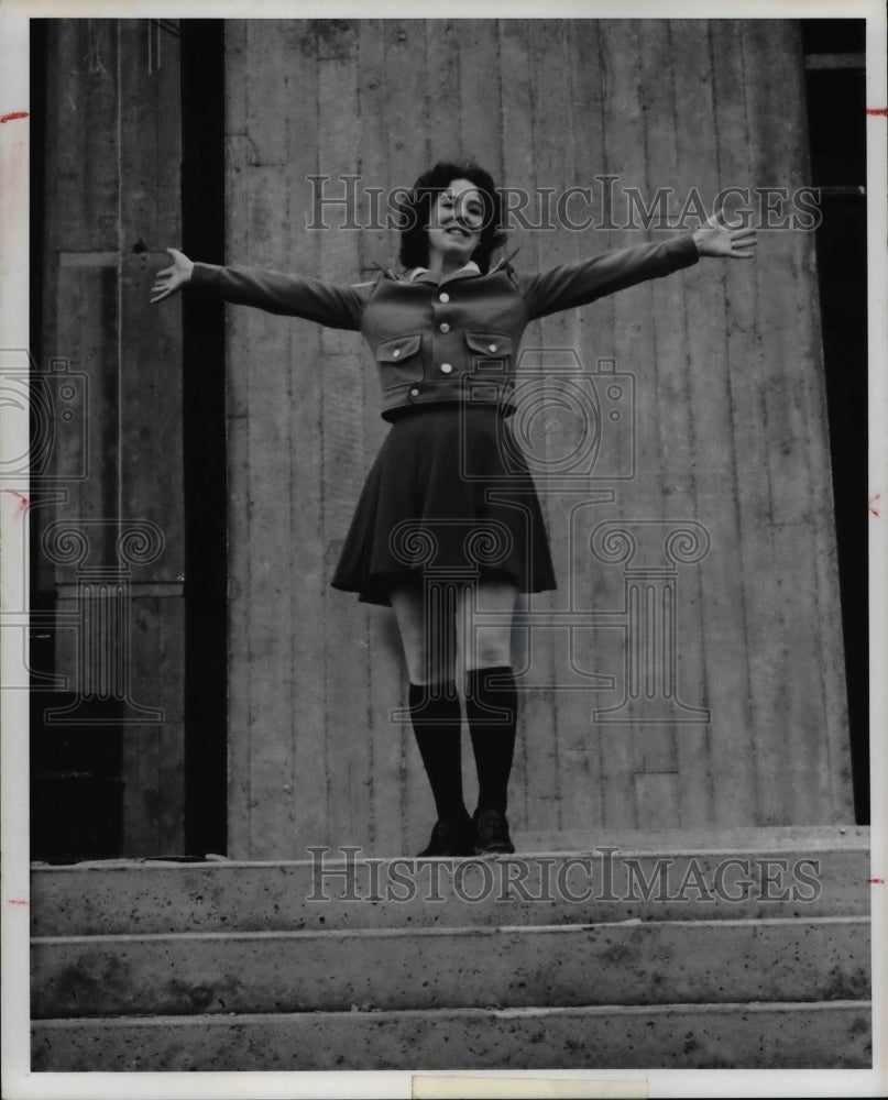 1974 Press Photo Sharon Dempsey models Usherette uniform- Historic Images