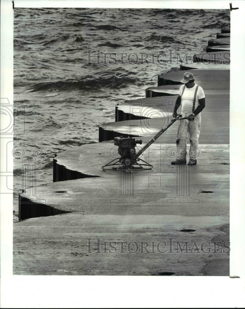 1987 Press Photo Finisher works on smoothing the surface of the newly poured- Historic Images