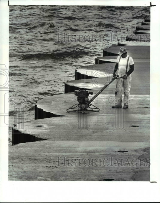 1987 Press Photo Finisher works on smoothing the surface of the newly poured- Historic Images