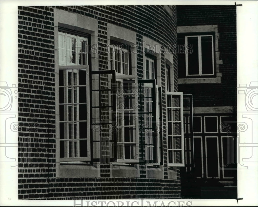 1991 Press Photo Windows on new addition at Hathaway Brown School- Historic Images