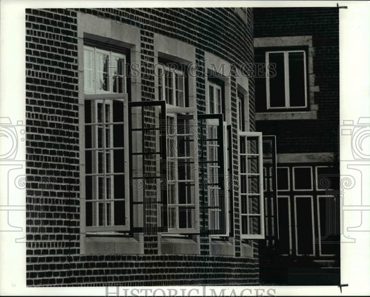 1991 Press Photo Windows on new addition at Hathaway Brown School- Historic Images