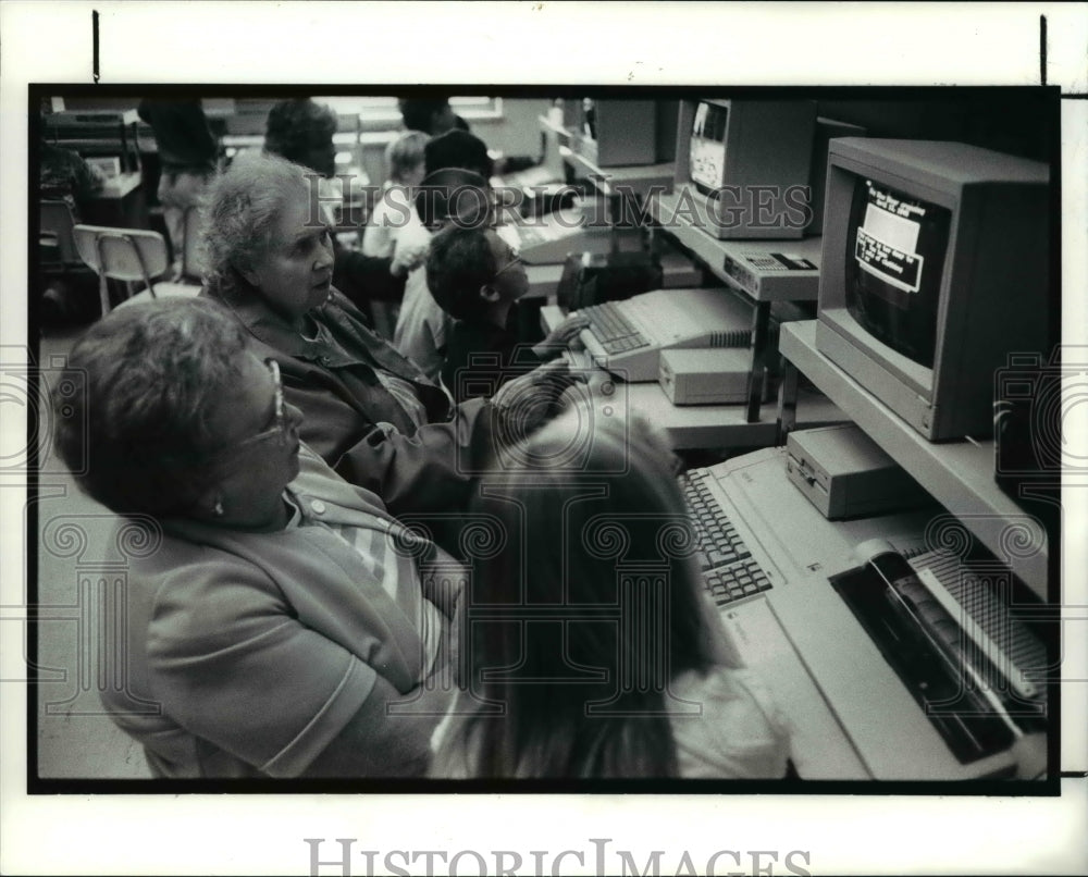 1990 Press Photo Grandparents Day at Thomas Jefferson Elementary School- Historic Images