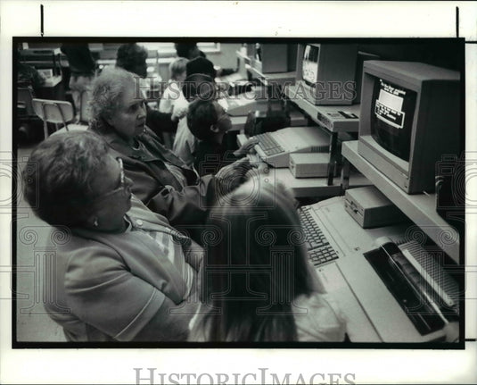 1990 Press Photo Grandparents Day at Thomas Jefferson Elementary School- Historic Images