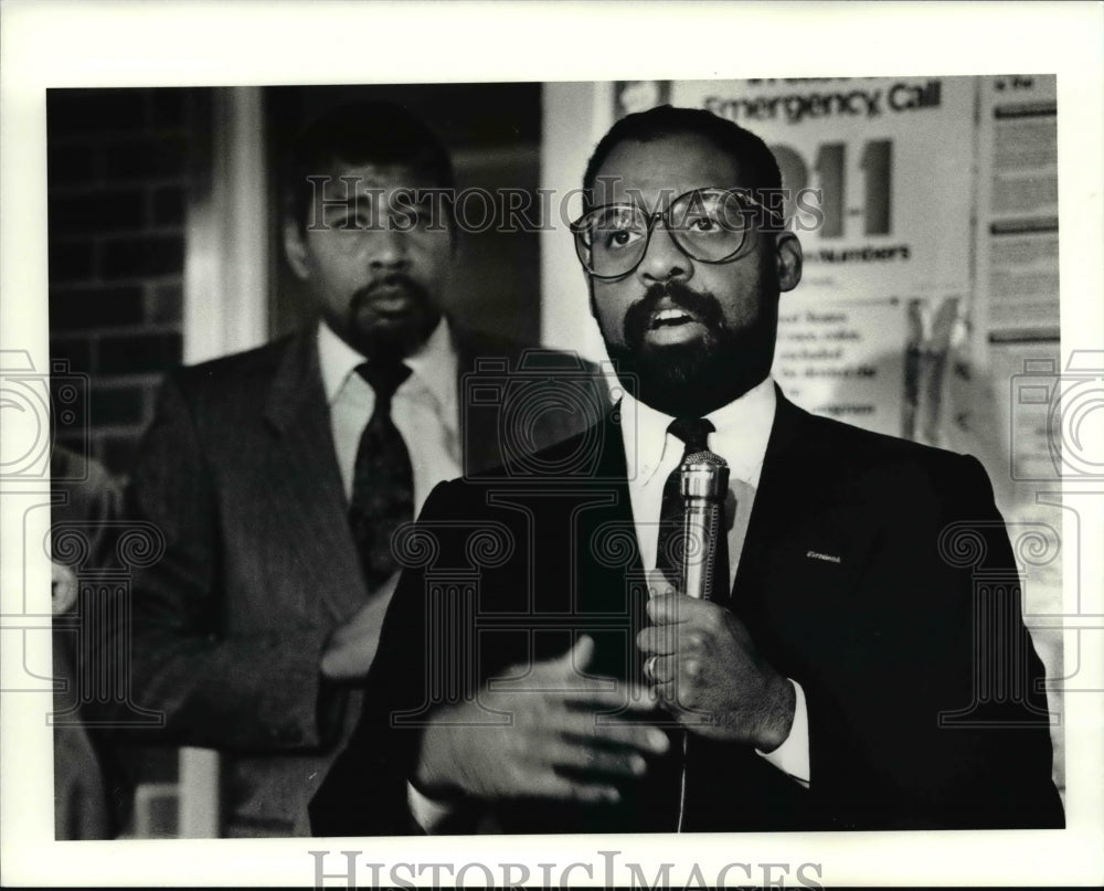 1990 Press Photo Mayor Mike White speaks at Riverview Senior Citizens Building.- Historic Images