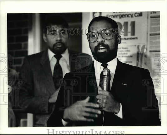 1990 Press Photo Mayor Mike White speaks at Riverview Senior Citizens Building.- Historic Images
