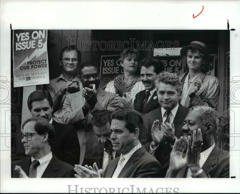 1990 Press Photo Mayor Mike Whitw at Issue Campaign Kickoff at Collinwood Home.- Historic Images