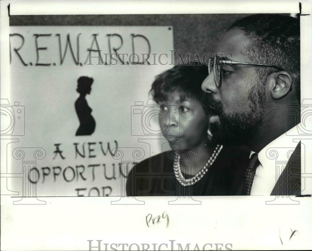 1990 Press Photo Mayor Mike White w/ Health Dir Daisy Alford at press conference- Historic Images