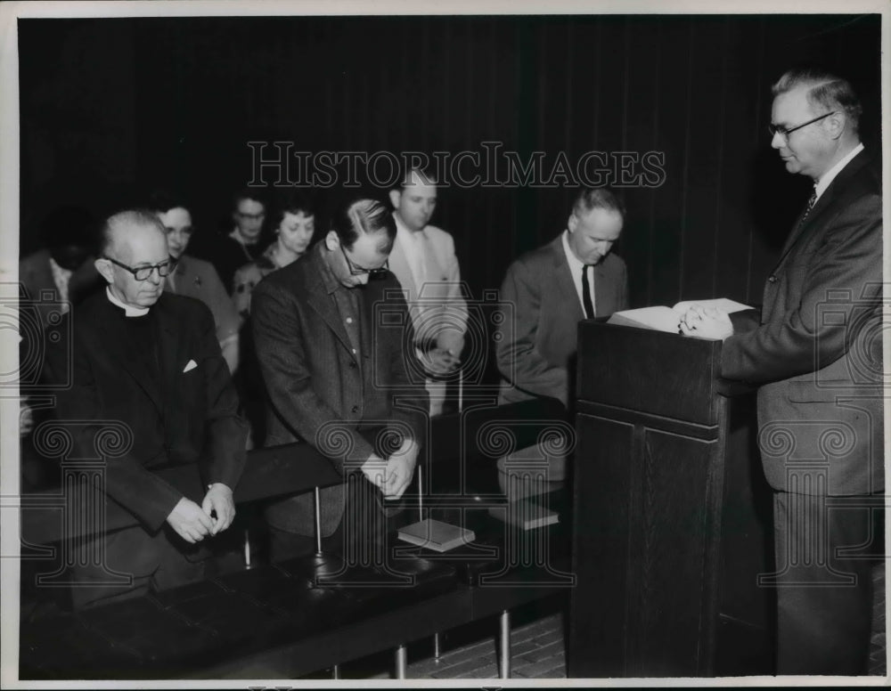 1962 Press Photo Rev. Erston M. Butterfield leads follow Protestants in prayers - Historic Images