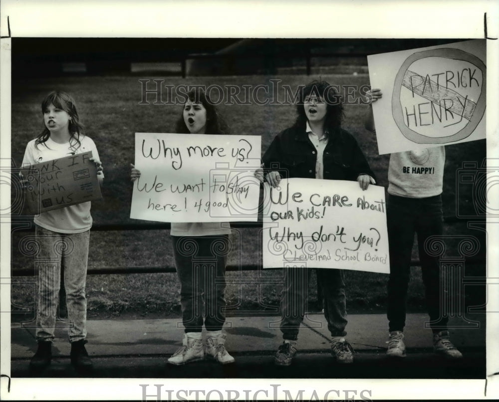 1990 Press Photo Stuents from Spellacy receive assignments for new Schools- Historic Images