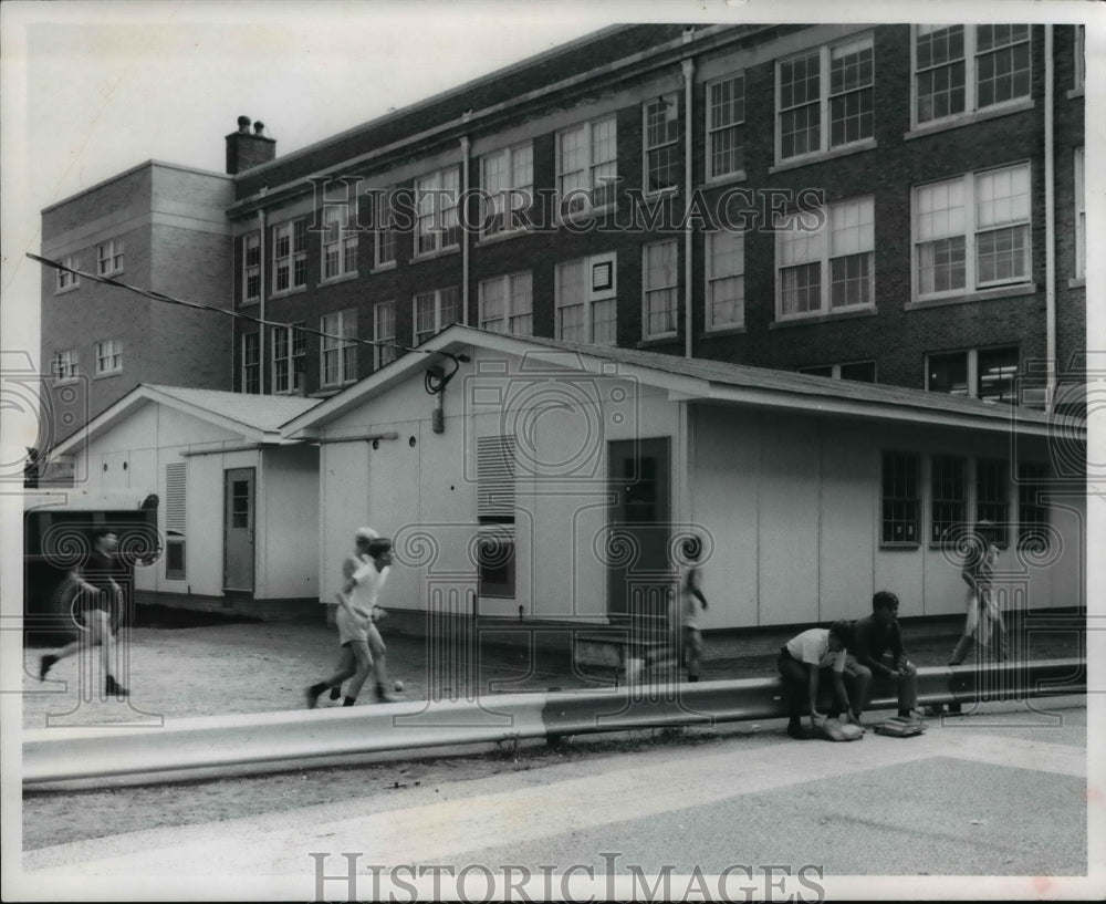 1969 Press Photo Portable classrooms ease overcrowding caused by the switch - Historic Images