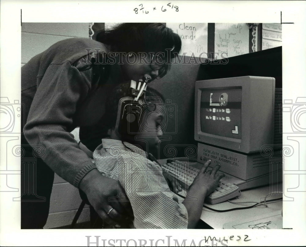 1991 Press Photo A parent tutoring on computer at Miles Park Elementary School- Historic Images