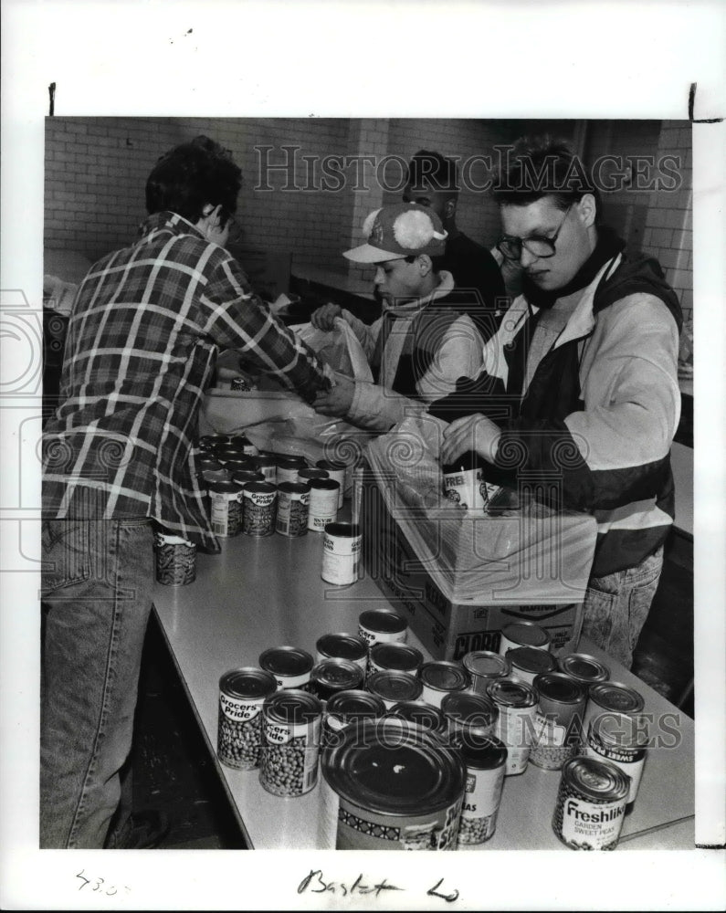 1991 Press Photo Max Hayes Students pack food baskets for the poor for Christmas- Historic Images