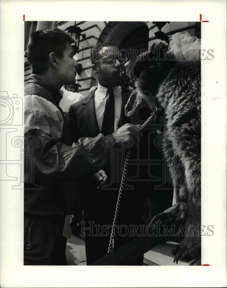 1990 Press Photo Mayor Michael White kissing with Moscow Circus bear Kessia- Historic Images