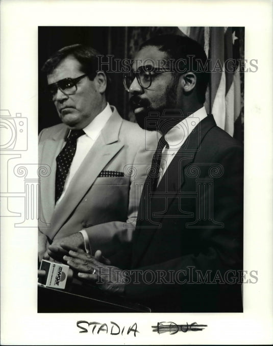 1990 Press Photo Mayor Michael White talks about the prospect of local labor- Historic Images