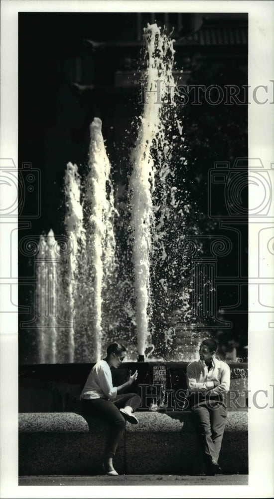 1986 Press Photo Denise Robinson and Walter Brown Chats Near the Fountain- Historic Images