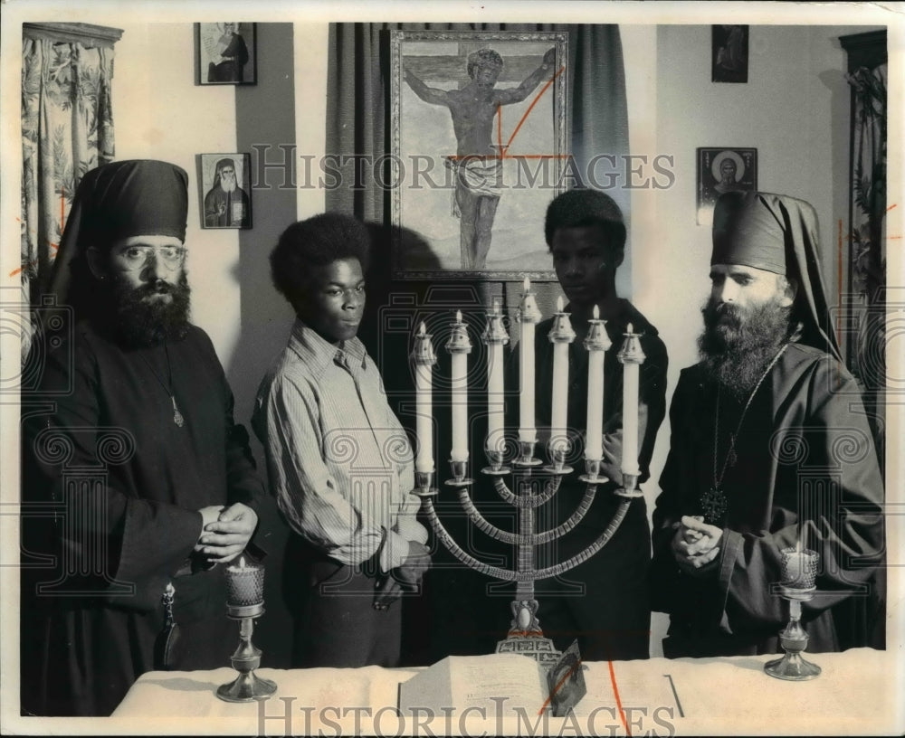 1973 Press Photo Brother Anthony and Brother Gregory welcomes novices Barry - Historic Images