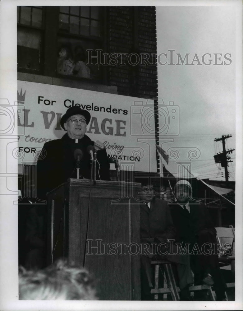 1967 Press Photo Clarence G. Issenmann speaking at Hough Area  - Historic Images