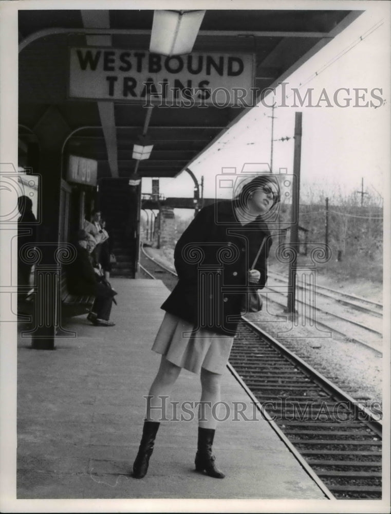 1967 Press Photo The Woman Waiting for the Train on Westbound- Historic Images