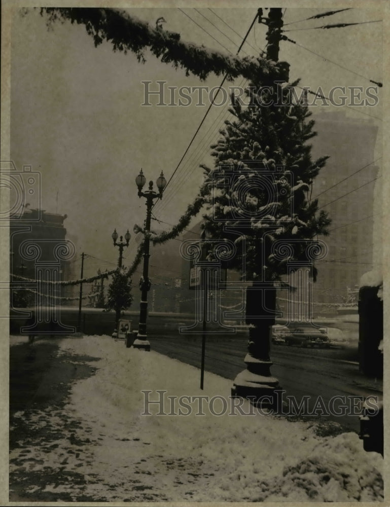 1952 Press Photo Christmas Decorations on Public Square - Historic Images