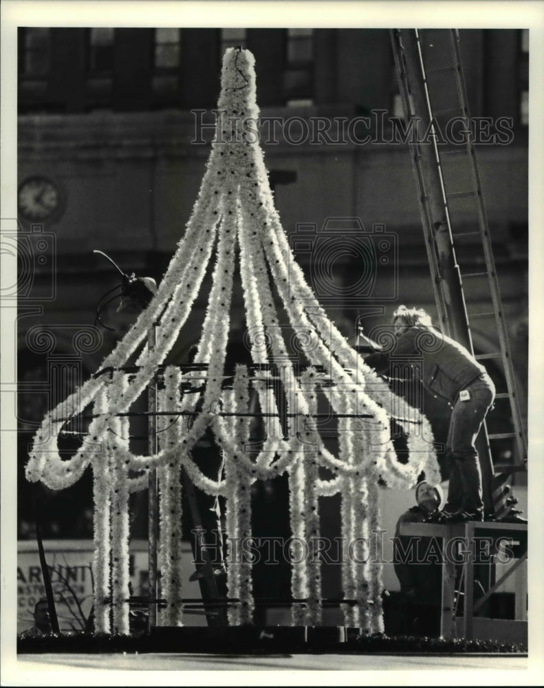 1985 Press Photo Peter Maistros finishing Castle X-Mas display on Public Square- Historic Images