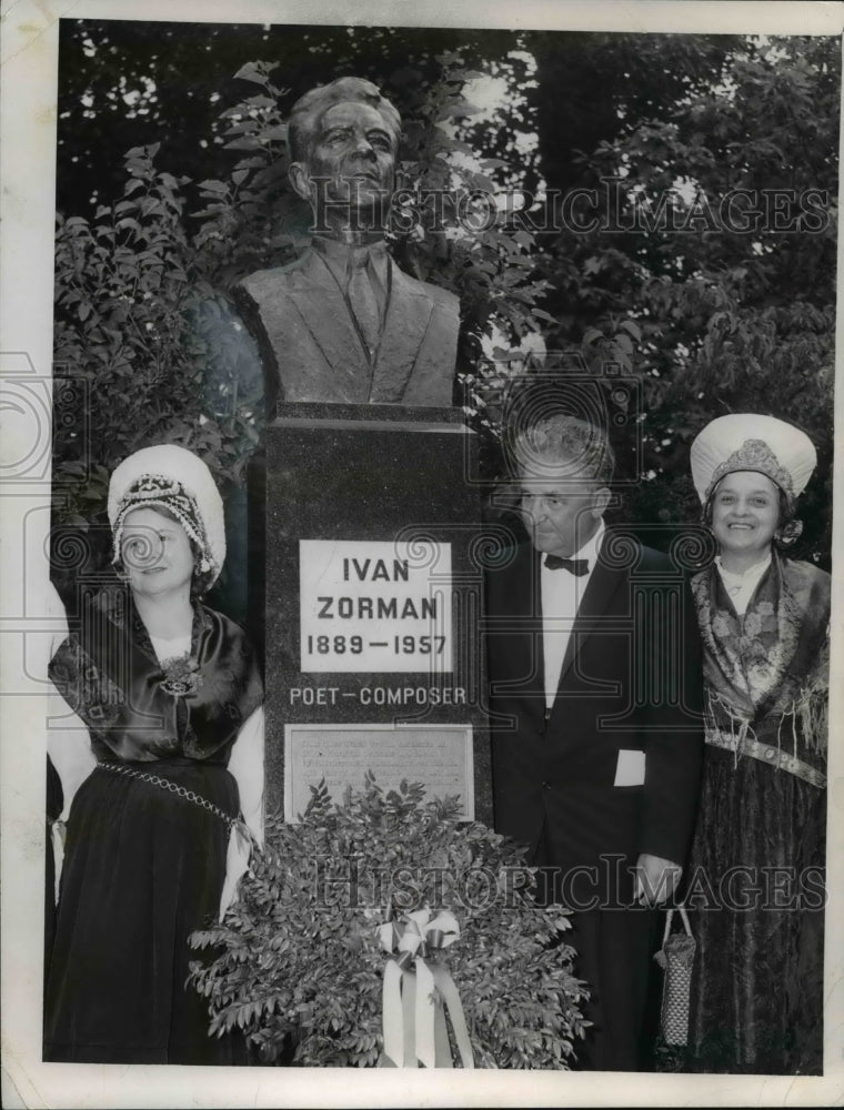 1959 Press Photo Zorman&#39;s bust at Yugoslovian Garden in Rockefeller Park- Historic Images