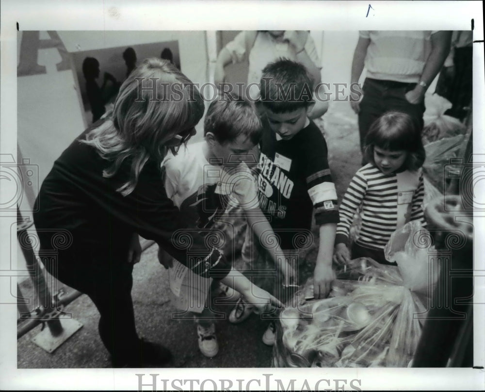 1991 Press Photo Amazing Aluminum Can recycling factory at Childrens Museum- Historic Images