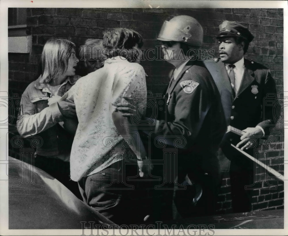 1974 Press Photo Patrolman Shelby C. Kellog control riots at Collinwood Hi- Historic Images