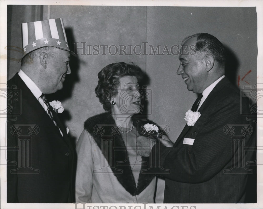 1964 Press Photo Halle's honors 13 employees for service at Mid - day club - Historic Images