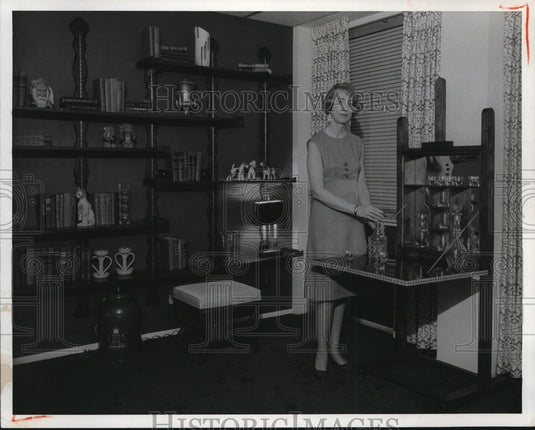 1966 Press Photo Mrs Easter Watzulik at alle Bros Co., Chester Apts- Historic Images