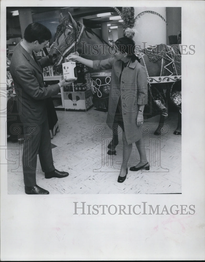 1968 Press Photo Mr and Mrs Richard Celeste at Halle&#39;s Two World&#39;s of Italy Fest- Historic Images