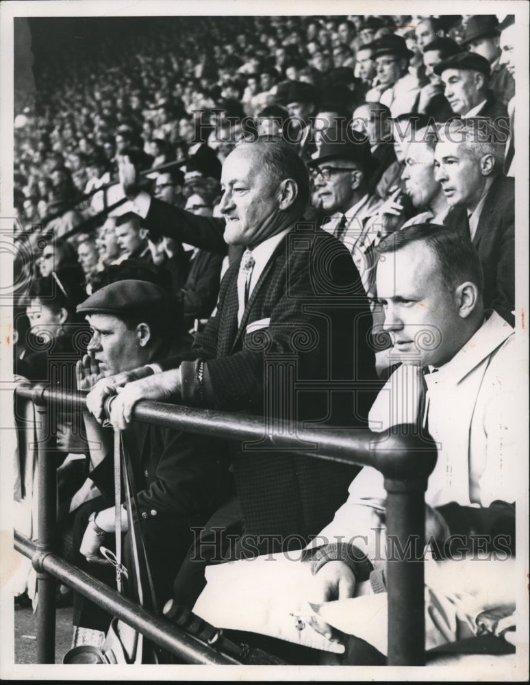 1963 Press Photo Man shouting for rally at Stadium during Browns-Giants game- Historic Images