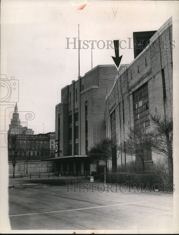 1953 Press Photo Buckling wall at stadium.- Historic Images